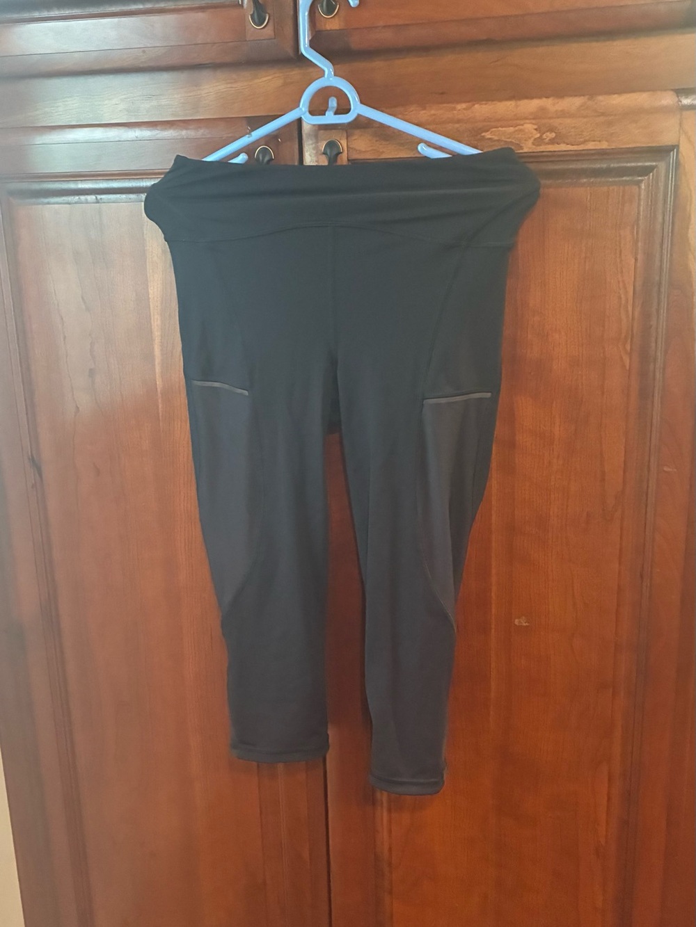 Lululemon Women's Black Cropped Leggings with mesh